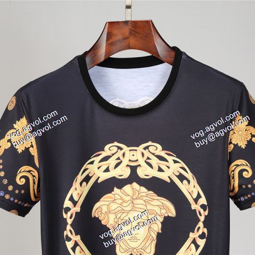 半袖シャツ VERSACEブランドコピー ヴェルサーチVERSACE  2021春夏 綺麗に決まるフォルム！