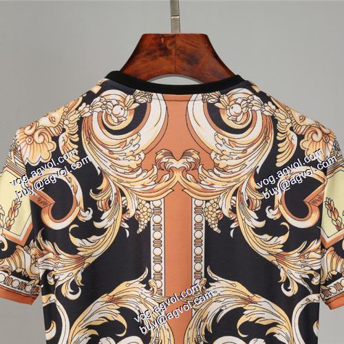 VERSACE偽物ブランド 海外セレブ愛用 ヴェルサーチVERSACE 半袖シャツ 2021春夏