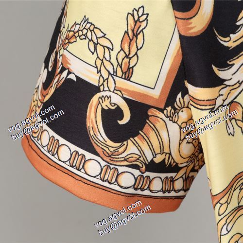 VERSACE偽物ブランド 海外セレブ愛用 ヴェルサーチVERSACE 半袖シャツ 2021春夏