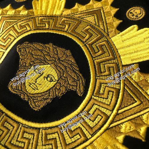  VERSACEブランドコピー   2021春夏  ヴェルサーチVERSACE  2色可選  半袖シャツ 希少    