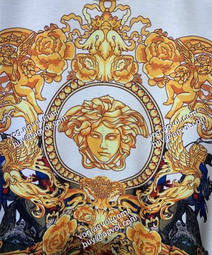  2021春夏 VERSACEコピー ムダな装飾を排したデザイン 半袖Tシャツ ヴェルサーチVERSACE