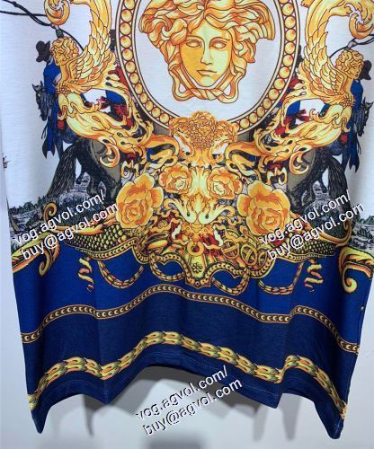 2021春夏 VERSACEコピー ムダな装飾を排したデザイン 半袖Tシャツ ヴェルサーチVERSACE