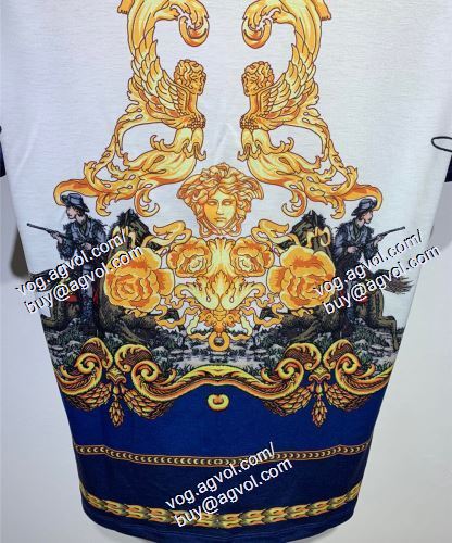  2021春夏 VERSACEコピー ムダな装飾を排したデザイン 半袖Tシャツ ヴェルサーチVERSACE