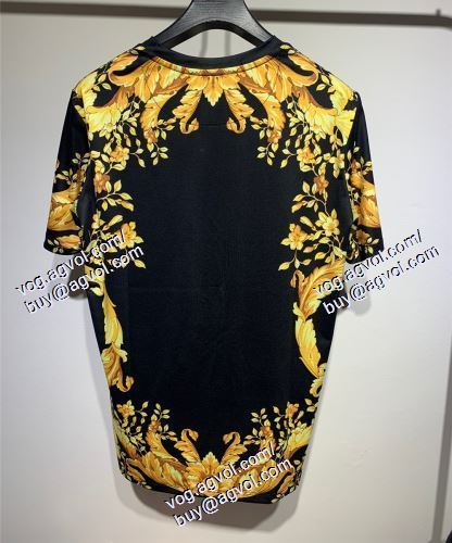  VERSACEブランドコピー 半袖Tシャツ ヴェルサーチVERSACE 存在感のある 2021春夏