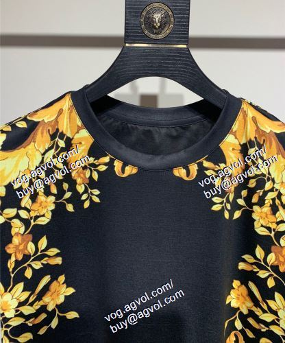  VERSACEブランドコピー 半袖Tシャツ ヴェルサーチVERSACE 存在感のある 2021春夏