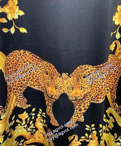  VERSACEブランドコピー 半袖Tシャツ ヴェルサーチVERSACE 存在感のある 2021春夏