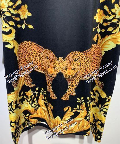  VERSACEブランドコピー 半袖Tシャツ ヴェルサーチVERSACE 存在感のある 2021春夏