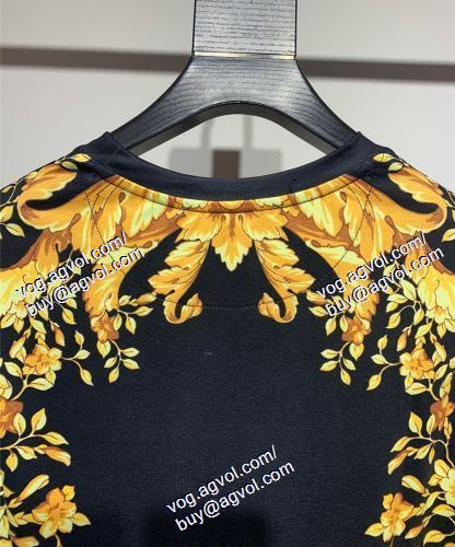  VERSACEブランドコピー 半袖Tシャツ ヴェルサーチVERSACE 存在感のある 2021春夏