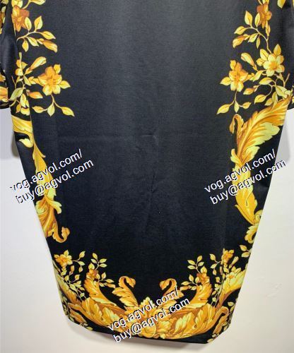  VERSACEブランドコピー 半袖Tシャツ ヴェルサーチVERSACE 存在感のある 2021春夏
