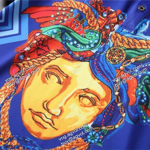  VERSACEブランドコピー 2色可選 半袖Tシャツ 上下セット ヴェルサーチVERSACE 2021春夏 美品！  