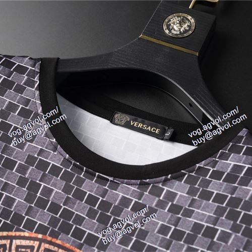  2色可選 半袖Tシャツ 上下セット ヴェルサーチVERSACE 抜群の雰囲気が作れる!  2021春夏 VERSACEブランド コピー
