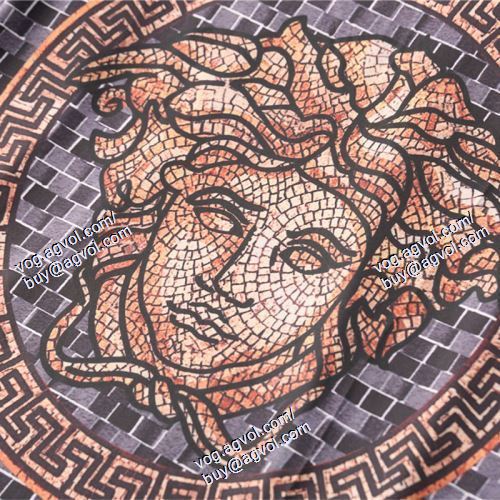  2色可選 半袖Tシャツ 上下セット ヴェルサーチVERSACE 抜群の雰囲気が作れる!  2021春夏 VERSACEブランド コピー