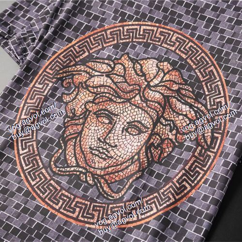  2色可選 半袖Tシャツ 上下セット ヴェルサーチVERSACE 抜群の雰囲気が作れる!  2021春夏 VERSACEブランド コピー