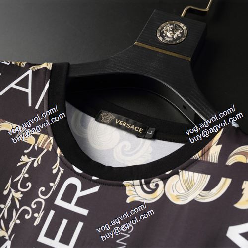 格安！ VERSACEスーパーコピー ヴェルサーチVERSACE 2021春夏 半袖Tシャツ 上下セット 