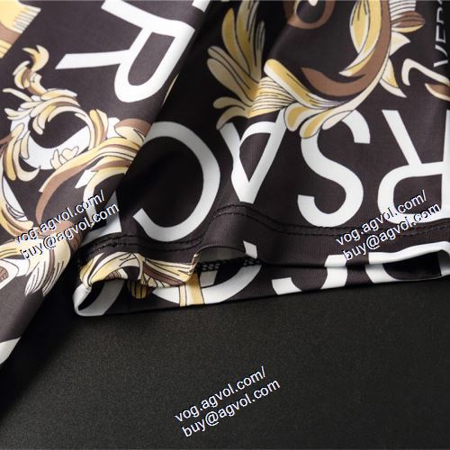  格安！ VERSACEスーパーコピー ヴェルサーチVERSACE 2021春夏 半袖Tシャツ 上下セット 