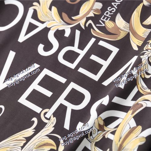 格安！ VERSACEスーパーコピー ヴェルサーチVERSACE 2021春夏 半袖Tシャツ 上下セット 