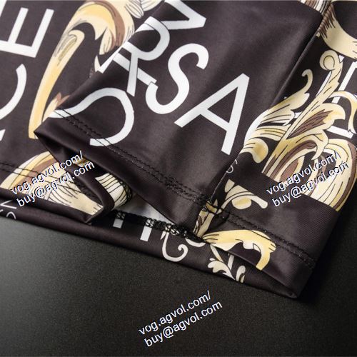  格安！ VERSACEスーパーコピー ヴェルサーチVERSACE 2021春夏 半袖Tシャツ 上下セット 