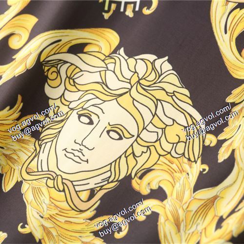  2021春夏 VERSACEコピー 半袖Tシャツ 上下セット ヴェルサーチVERSACE 値下げ！