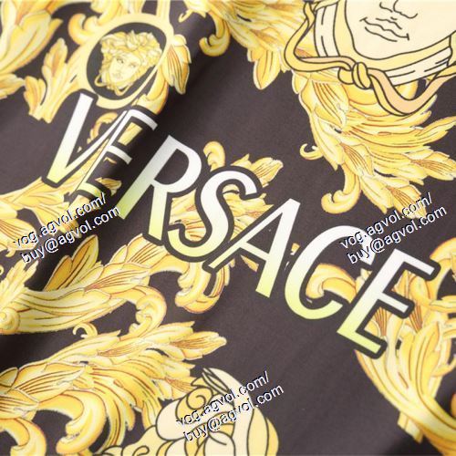  2021春夏 VERSACEコピー 半袖Tシャツ 上下セット ヴェルサーチVERSACE 値下げ！