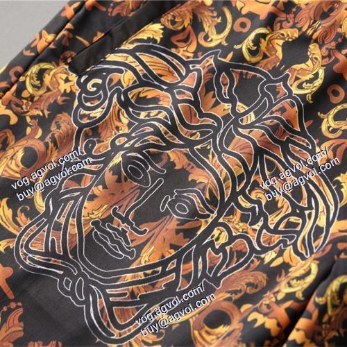  ヴェルサーチVERSACE めちゃくちゃお得 2021春夏 VERSACEコピー ブランド 半袖Tシャツ 上下セット