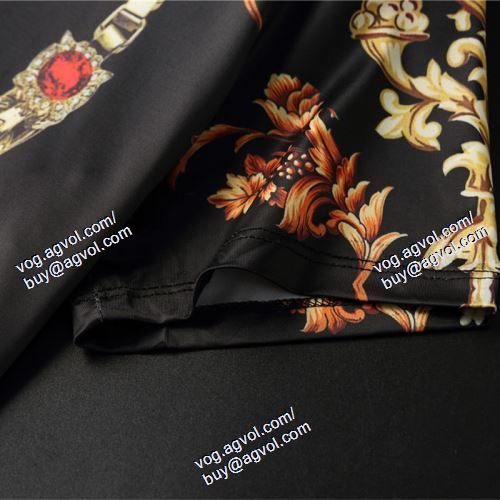  VERSACEブランド 偽物 通販 半袖Tシャツ 上下セット 最旬アイテム ヴェルサーチVERSACE 2021春夏
