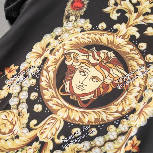  VERSACEブランド 偽物 通販 半袖Tシャツ 上下セット 最旬アイテム ヴェルサーチVERSACE 2021春夏