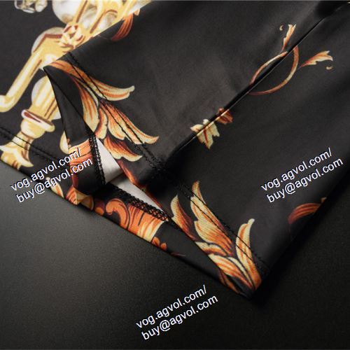  VERSACEブランド 偽物 通販 半袖Tシャツ 上下セット 最旬アイテム ヴェルサーチVERSACE 2021春夏