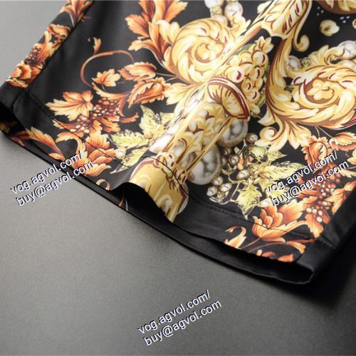  VERSACEブランド 偽物 通販 半袖Tシャツ 上下セット 最旬アイテム ヴェルサーチVERSACE 2021春夏