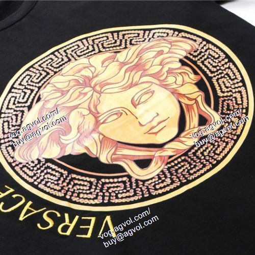  ヴェルサーチVERSACE 2021春夏 ◆モデル愛用◆ VERSACEブランドスーパーコピー 半袖Tシャツ 2色可選