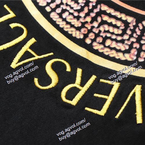 ヴェルサーチVERSACE 2021春夏 ◆モデル愛用◆ VERSACEブランドスーパーコピー 半袖Tシャツ 2色可選