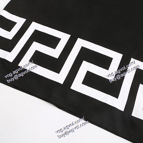  VERSACEブランド 偽物 通販 2色可選 高級感溢れるデザイン 半袖Tシャツ ヴェルサーチVERSACE 2021春夏