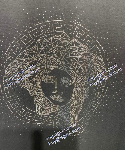  半袖Tシャツ ヴェルサーチVERSACE 2色可選 2021春夏 VERSACEブランドスーパーコピー ムダな装飾を排したデザイン