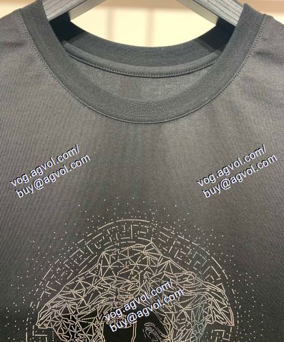  半袖Tシャツ ヴェルサーチVERSACE 2色可選 2021春夏 VERSACEブランドスーパーコピー ムダな装飾を排したデザイン 