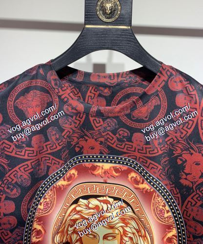  VERSACEスーパーコピー 半袖Tシャツ ヴェルサーチVERSACE 2021春夏 スタイリッシュな印象