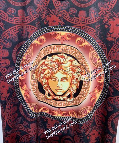  VERSACEスーパーコピー 半袖Tシャツ ヴェルサーチVERSACE 2021春夏 スタイリッシュな印象