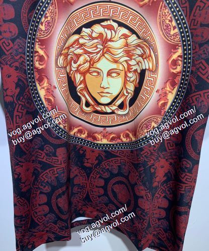  VERSACEスーパーコピー 半袖Tシャツ ヴェルサーチVERSACE 2021春夏 スタイリッシュな印象