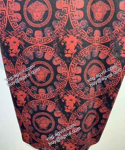  VERSACEスーパーコピー 半袖Tシャツ ヴェルサーチVERSACE 2021春夏 スタイリッシュな印象
