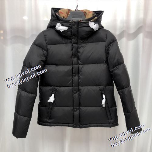 3色可選 バーバリーブランドコピー セレブ風 2021秋冬 バーバリー BURBERRY ダウンジャケット ファスナポケットが斜めになっているデザイン フードづき 軽くて暖かい