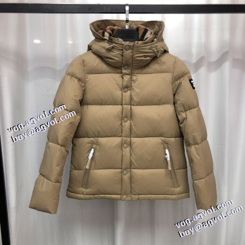 3色可選 バーバリーブランドコピー セレブ風 2021秋冬 バーバリー BURBERRY ダウンジャケット ファスナポケットが斜めになっているデザイン フードづき 軽くて暖かい