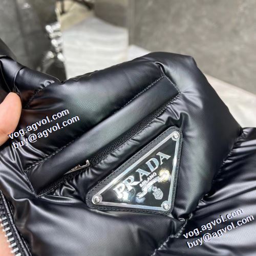 プラダコピーブランド 大人キレイに仕立てる 2021秋冬 プラダ PRADA 2色可選 ベスト ダウンジャケット 撥水性がある ファスナポケットが斜めになっているデザイン