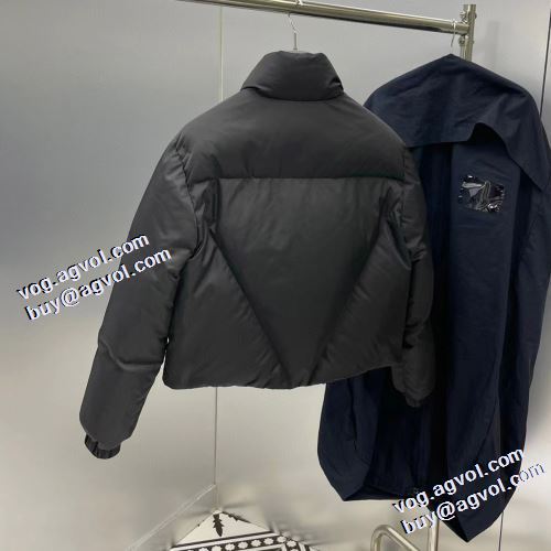 ポケットづき プラダコピーブランド 存在感のある 2021秋冬 プラダ PRADA ダウンジャケット スリムなシルエットデザイン 肌触り柔らか