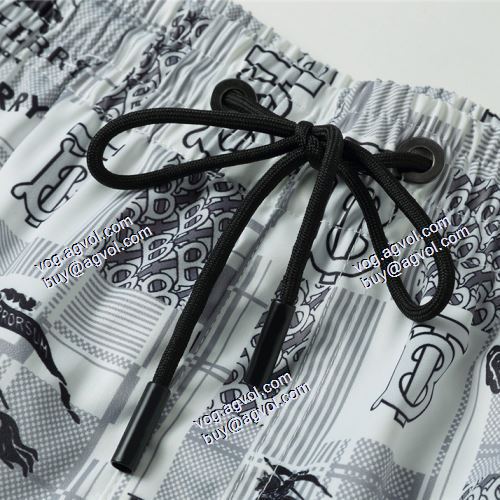  これからの季節の必須ボトムス 2021春夏 BURBERRYブランド 偽物 通販 バーバリー BURBERRY 高級感演出