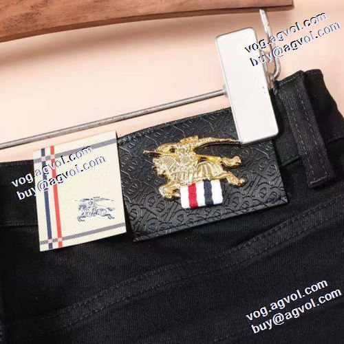 バーバリーブランドコピー 人気商品登場 最高のリラックス感 コーデの幅広い 2021秋冬 バーバリー BURBERRY ストレートデニムパンツ