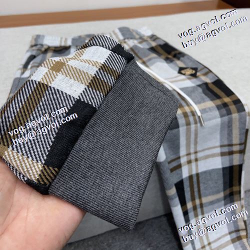 バーバリーコピー 2021秋冬 絶大な人気を誇る どんなポーズでもしっかりフィットする バーバリー BURBERRY 大絶賛の履き心地! チノパン