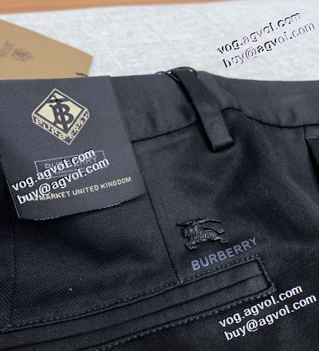2色可選 バーバリースーパーコピー 上品な輝きを放つ形 チノパン 2021秋冬 バーバリー BURBERRY 重宝するアイテム これからの季節の必須ボトムス