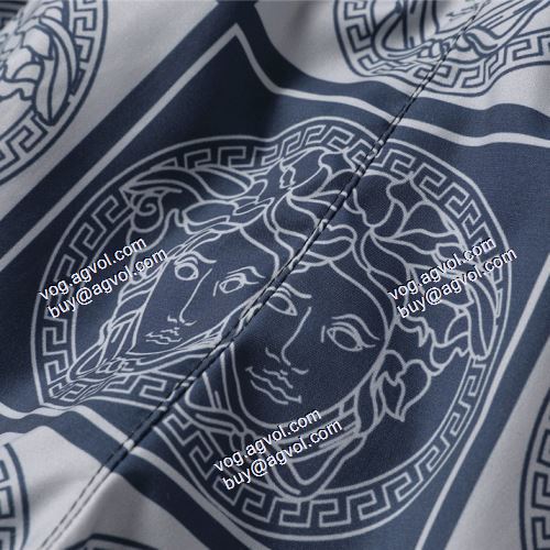  欧米韓流/雑誌 2021春夏 ヴェルサーチVERSACE バランス良い VERSACEスーパーコピー 激安