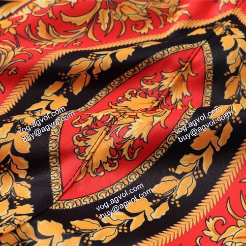  ヴェルサーチVERSACE ◆モデル愛用◆ 2021春夏 VERSACEコピーブランド シンプル