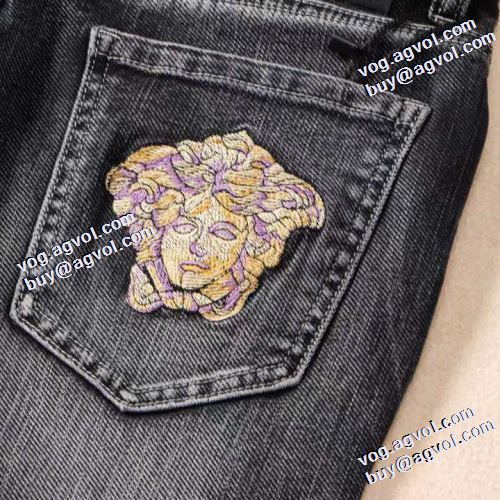 ヴェルサーチコピー 売れ筋のいい 2021秋冬 ヴェルサーチVERSACE ストレートデニムパンツ ロゴ入りリベット レッグラインを引き締めてくれる