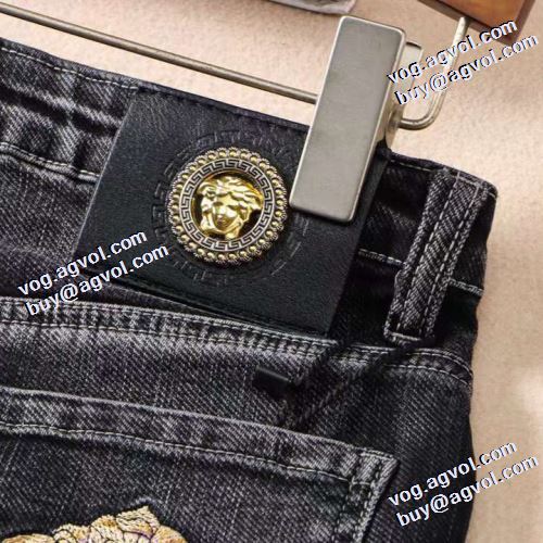 ヴェルサーチコピー 売れ筋のいい 2021秋冬 ヴェルサーチVERSACE ストレートデニムパンツ ロゴ入りリベット レッグラインを引き締めてくれる