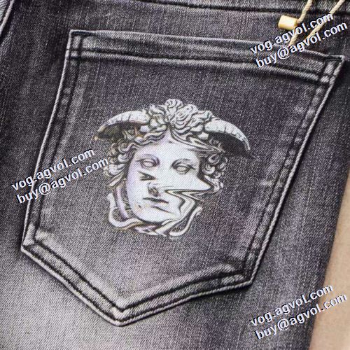 利便性に優れ ストレートデニムパンツ ヴェルサーチコピー ブランド 2021秋冬 ヴェルサーチVERSACE ハイグレードジーンズ バックポケット付